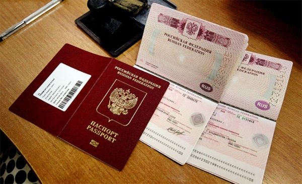 В РФ "подорожают" загранпаспорта и водительские права">  
