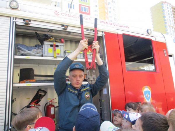 Водное шоу химкинским школьникам подарили пожарные 