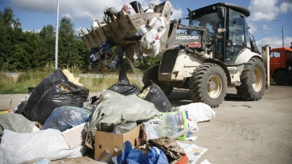 Порядка 700 кубометров мусора вывезли с дорог в Люберцах за месяц