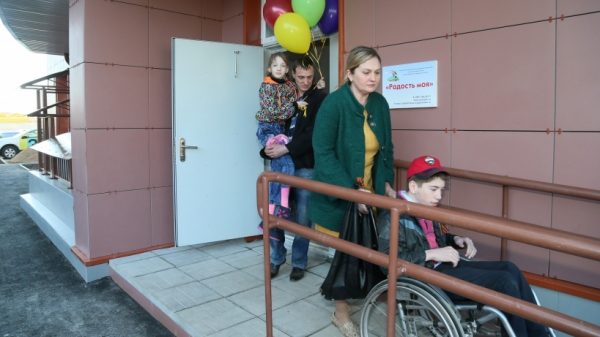 Почти 13 тыс. рублей выплатят семьям, воспитывающим детей-инвалидов в Подмосковье