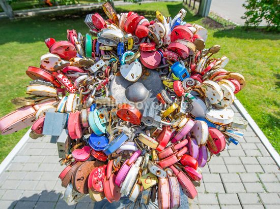 В Одинцове под тяжестью замков молодоженов согнулся символ семьи