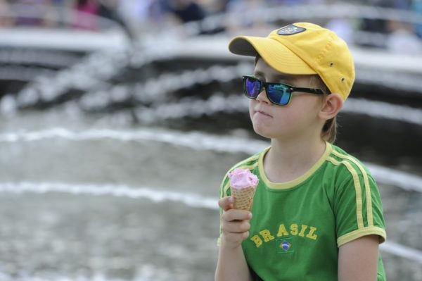 Бесплатное мороженое раздали детям на фестивале сладостей в Люберцах