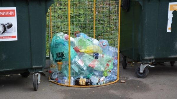 В школах и детсадах Дзержинского установят урны для раздельного сбора отходов