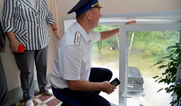 Глава областной Госжилинспекции проверил качество ремонта подъездов в домах Видного