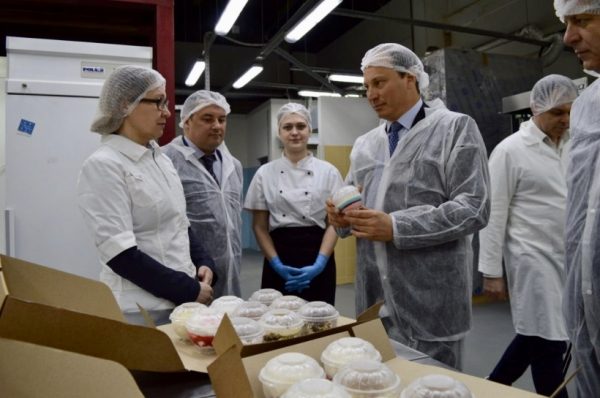 Бизнес-омбудсмен посетил кондитерское производство в Химках