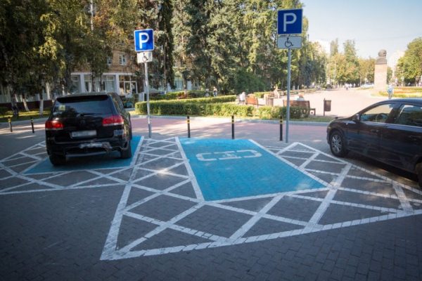 Более 50 специальных парковочных мест для инвалидов появится в Химках до конца года