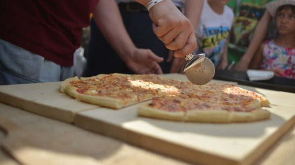 Рекордную по количеству сортов сыра пиццу приготовили в Подмосковье
