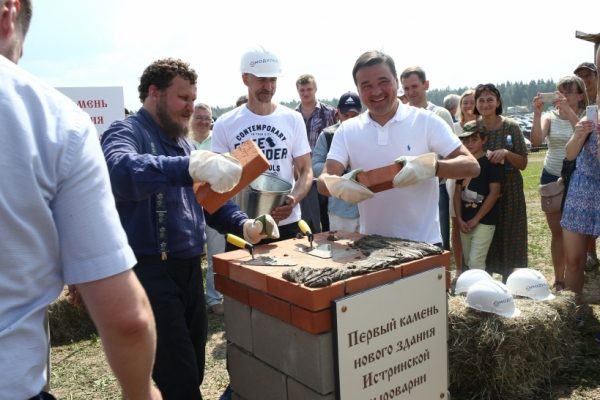 Губернатор заложил камень в строительство новой сыроварни в Истре