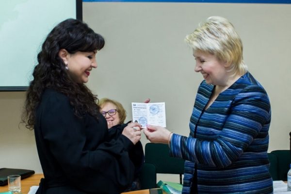 Министр культуры Московской области Нармин Ширалиева получила членский билета профсоюза работников культуры