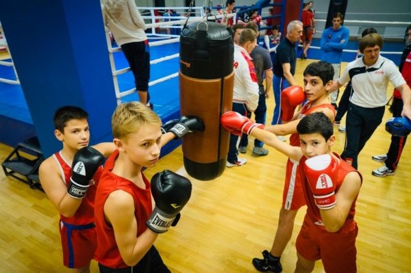 Легендарные Александр Лебзяк и Андрей Курнявка провели тренировку для юных боксеров