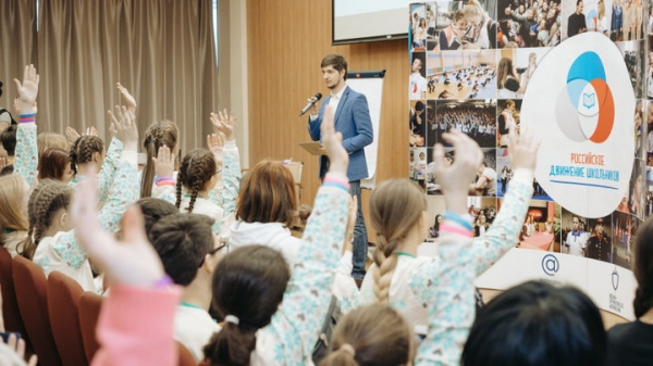 Финалисты конкурса «Лидеры России» проводят в школах уроки лидерства