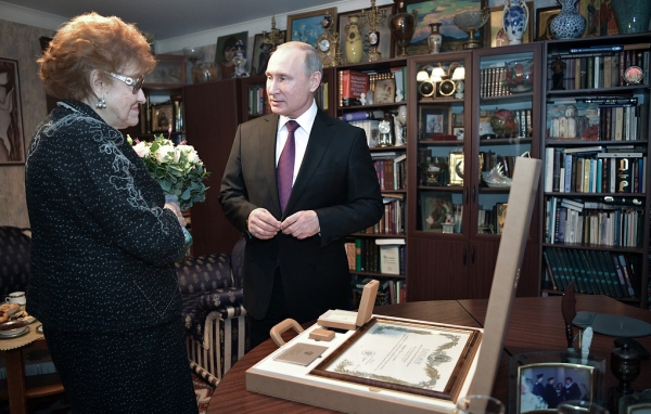 Путин вручил лингвисту Вербицкой премию за вклад в укрепление единства российской нации  