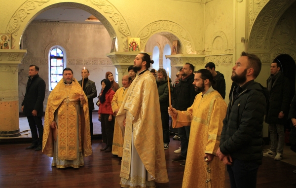 Православные верующие Шанхая посетили богослужение в Свято-Никольском храме  