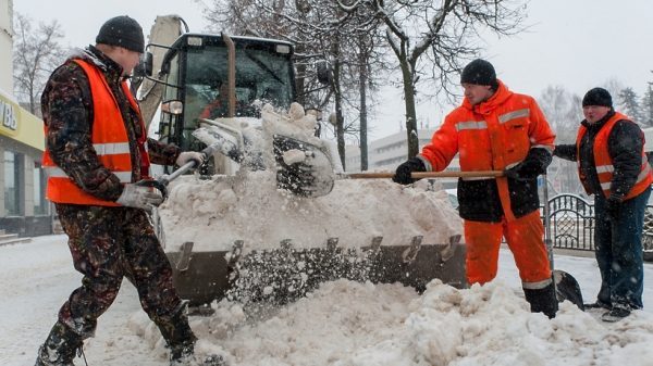 Более 750 единиц спецтехники вывели на дороги Подмосковья для уборки снега