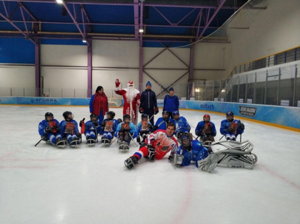 Следж-хоккеист Дмитрий Лисов провел предновогодний мастер-класс для детей из команды «Умка»