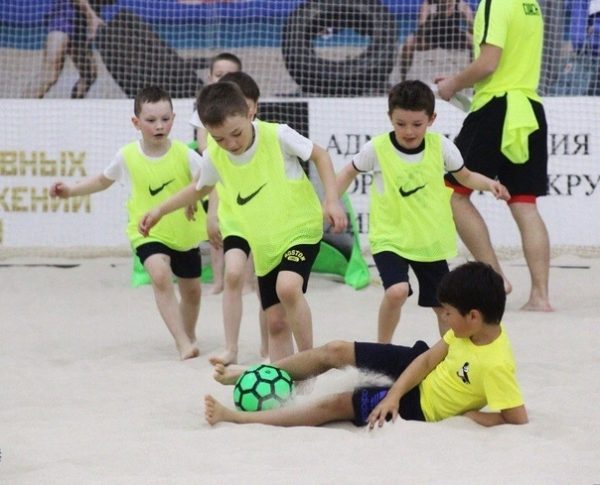 Воспитанники 43 детских садов Химок играют в чемпионате по пляжному футболу⚽