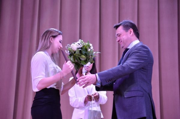 Воробьев наградил молодых педагогов Московской области