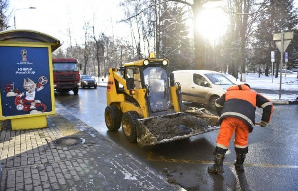 Более 150 единиц техники задействовано в уборке улиц и дорог Химок от снега