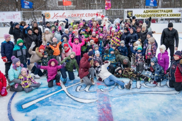 Первую уличную хоккейную площадку с искусственным ледовым покрытием открыли в Химках