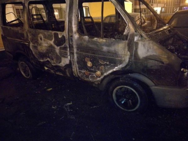 Четыре автомобиля в Химках пострадали от огня