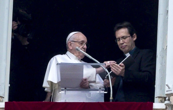 "Кликни и молись". Папа Римский Франциск объявил о запуске сайта и приложений для молитв  