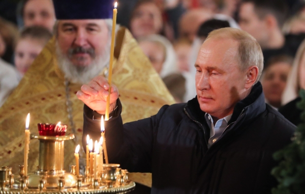 Путин прибыл на рождественское богослужение в Спасо-Преображенский собор в Петербурге  