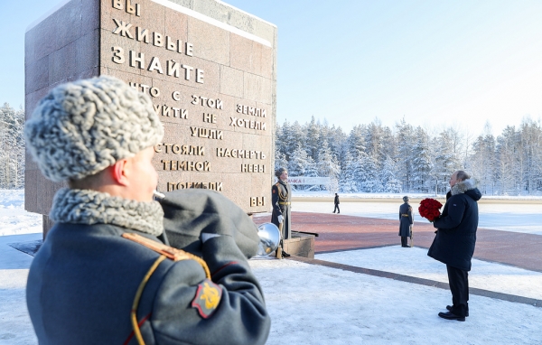 Путин возложил цветы к монументу воинам, павшим на Невском пятачке  