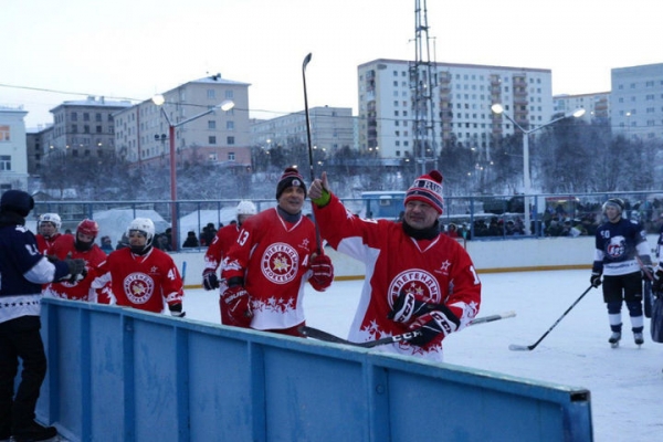 Андрей Воробьев и легендарные хоккеисты провели товарищеский матч с моряками Северного флота