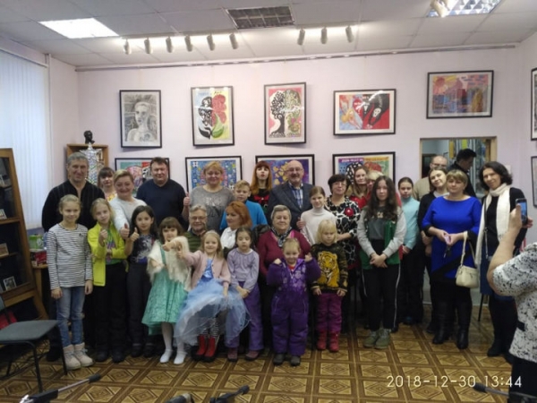 Химкинские единороссы организовали выставку детских рисунков
