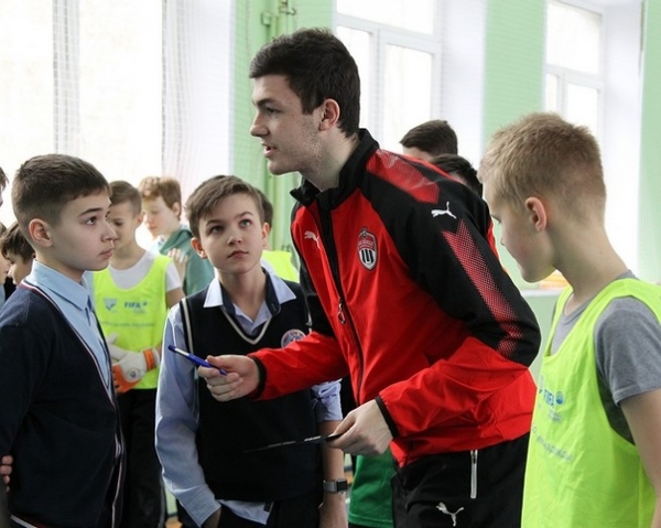 Ученики школы №14 посетили персональный урок футбола от игроков "Химок"⚽