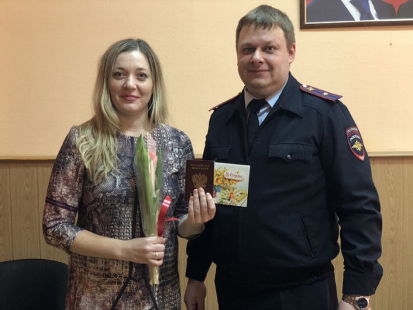 Полицейские УМВД России по г.о. Химки вручили паспорта в торжественной обстановке