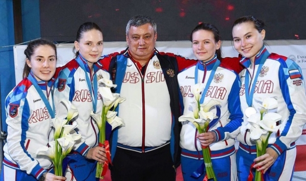 Анна Удовиченко стала обладательницей серебряной медали в составе женской юниорской сборной России по рапире?