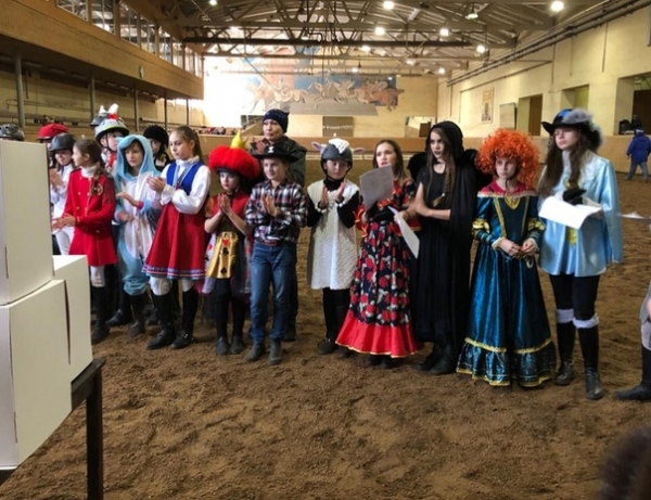 Настоящий костюмированный весенний бал состоялся в минувшее воскресенье в химкинском конноспортивном центре «Пони-спорт «Планерная»???