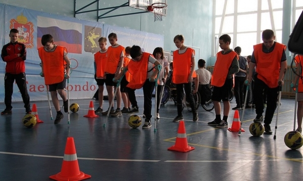 Футболисты "Химок" приняли участие в фестивале параспорта и провели традиционный урок футбола для школьников⚽