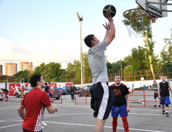 На улицах нашего города стартовали соревнования IX открытого первенства городского округа Химки по уличному баскетболу "Химкинская стритбольная лига"⛹‍♂