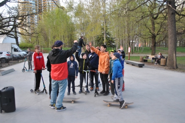 На прошлой неделе в Химках стартовала серия бесплатных уроков скейтбординга на открытых скейт-площадках – профессионал выполнения трюков над землёй Денис Мархасин провёл для жителей нашего города интерактивный мастер-класс в парке им