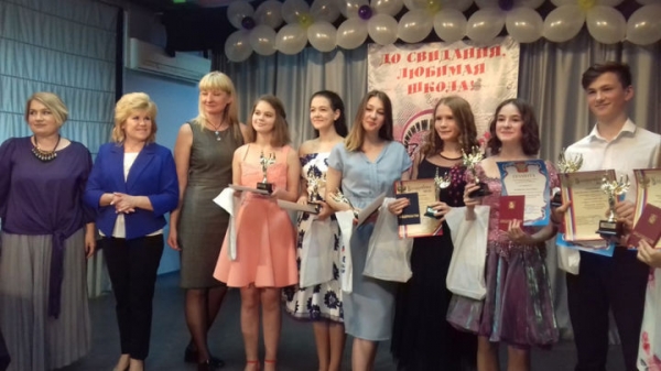 Анфиса Резцова приняла участие в торжественной церемонии награждения выпускников школы им. Верстовского