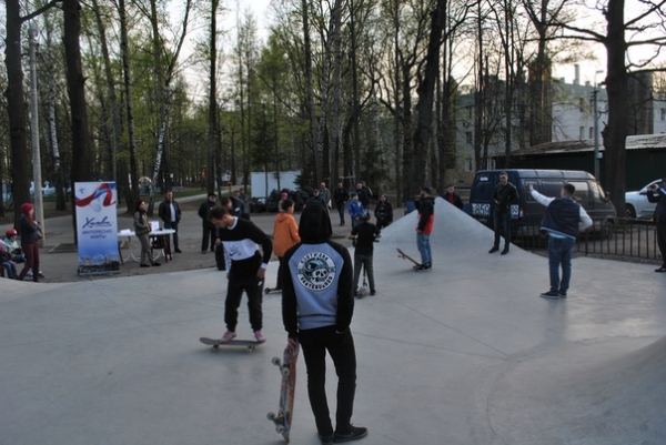 На прошлой неделе в Химках стартовала серия бесплатных уроков скейтбординга на открытых скейт-площадках – профессионал выполнения трюков над землёй Денис Мархасин провёл для жителей нашего города интерактивный мастер-класс в парке им