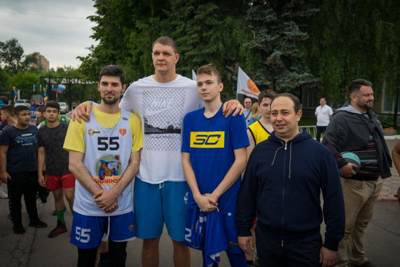 Тимофей Мозгов и Дмитрий Волошин открыли международный турнир по стритболу в Химках