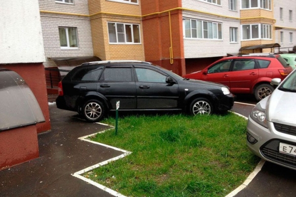 Госадмтехнадзор отучил парковаться на газонах в Химках 30 "автохамов"