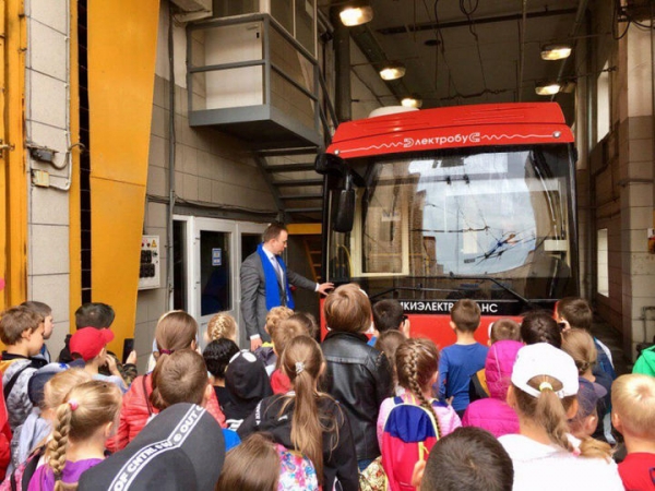 Экскурсия на троллейбусное предприятие для школьников в рамках проекта «Безопасные дороги» состоялась в Химках