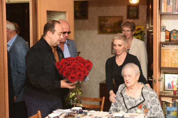 Глава округа Дмитрий Волошин поздравил химчанку со столетним юбилеем
