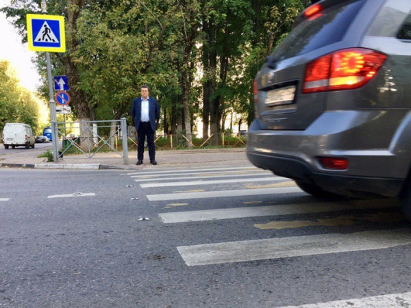 Владимир Васильев проинспектировал пешеходный переход вблизи школы № 3