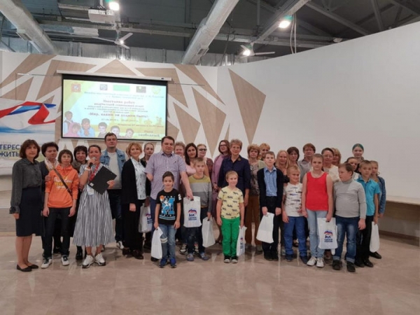 Химкинские единороссы организовали выставку картин детей с ограниченными возможностями здоровья