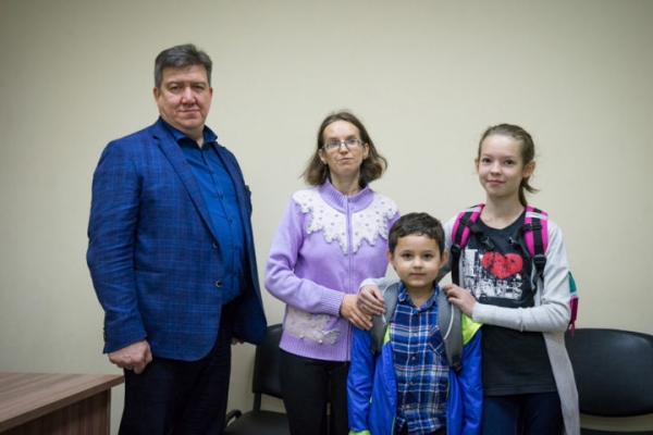 Михаил Раев помог малообеспеченной семье собрать детей в школу