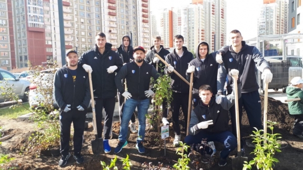 Химкинские спортсмены приняли участие в подмосковной акции "Наш лес. Посади своё дерево"