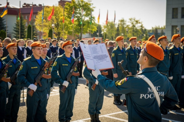 Более сотни курсантов-первокурсников АГЗ МЧС в Химках приняли военную присягу