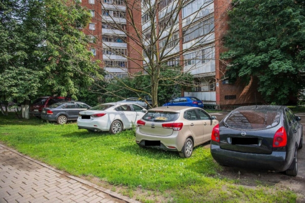 За неделю Госадмтехнадзор пресек более 210 случаев парковки на газонах. В Химках продолжаются рейды "Не паркуйся на газоне"