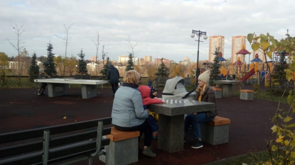 В парках Химок установлены теннисные и шахматные столы