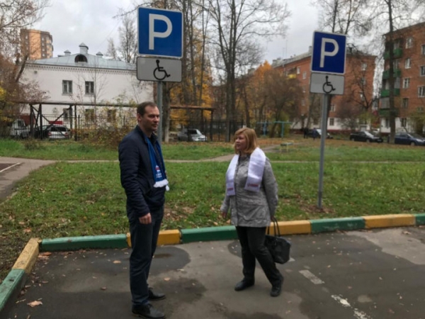 В рамках реализации партийных проектов в Химках обустроена дворовая парковка для инвалидов